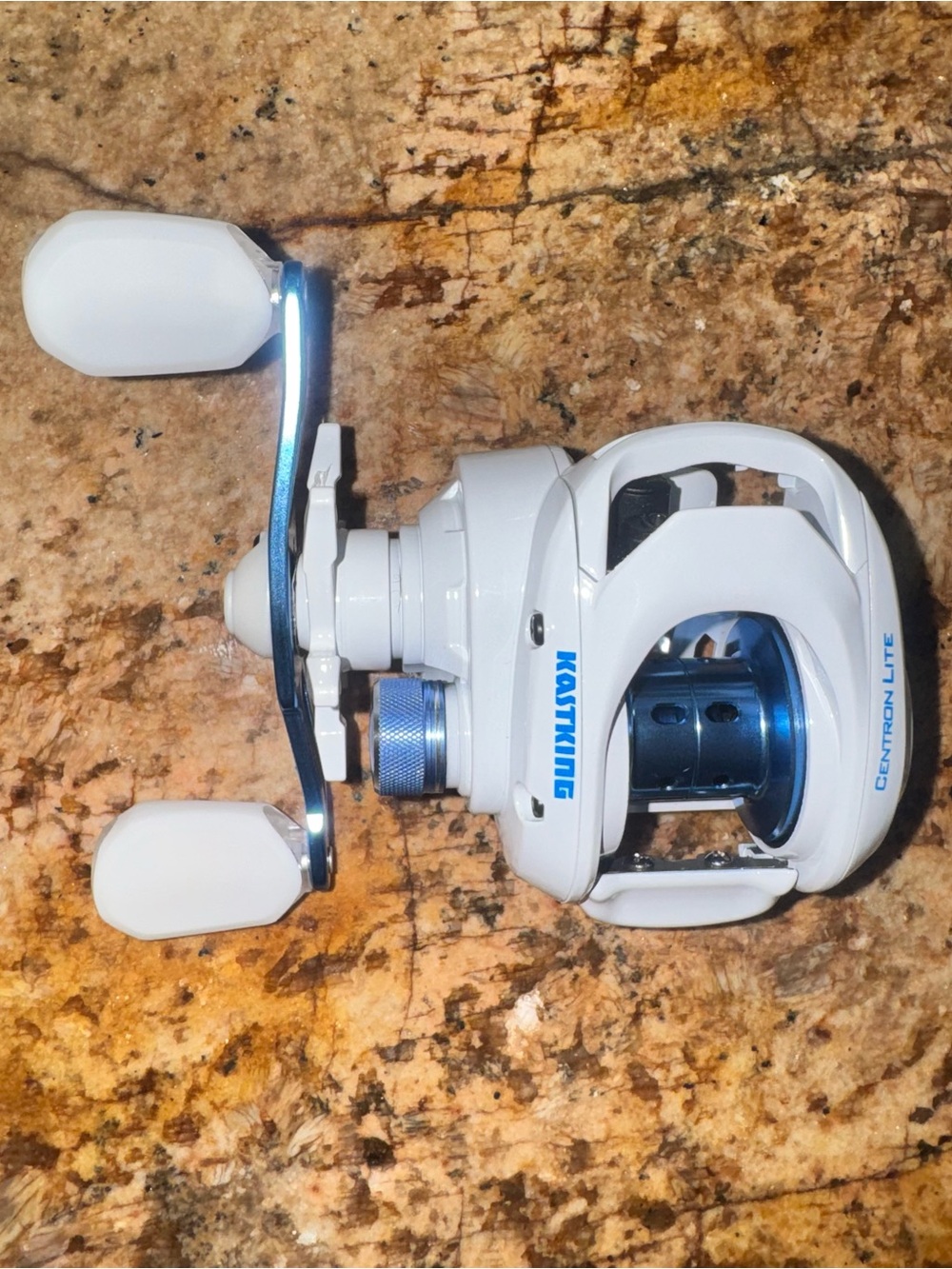 KastKing (left hand) Centron Lite White & Blue Baitcasting Reel